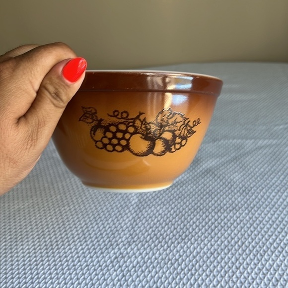 Vintage Pyrex 401 Mixing Bowl Old Orchard 1.5 Pint Nesting Brown - Picture 2 of 5